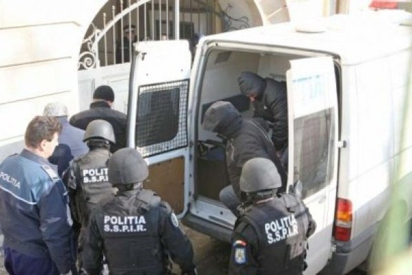 Arestaţi după ce s-au bătut în faţa unui bar din Corbu